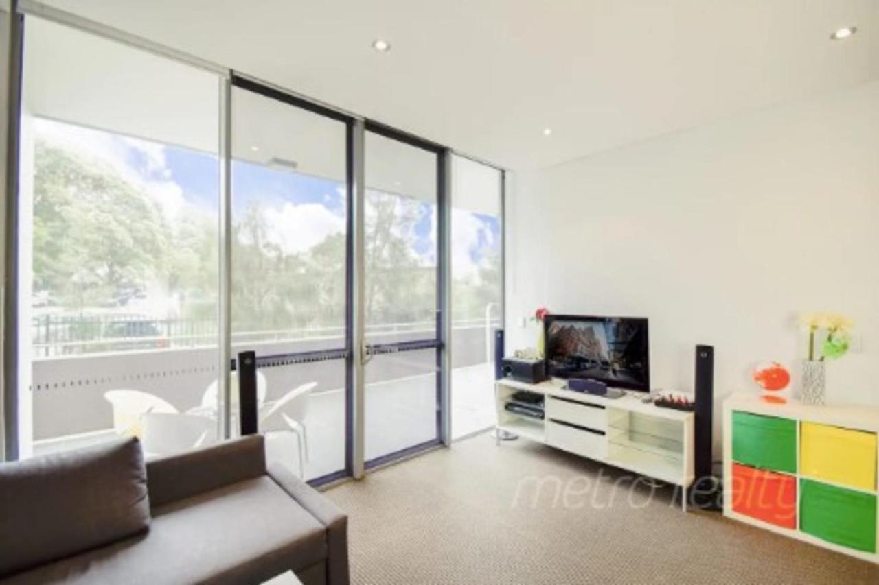Sun-Drenched 3 Bedroom Apartment In Turrella Mascot Экстерьер фото